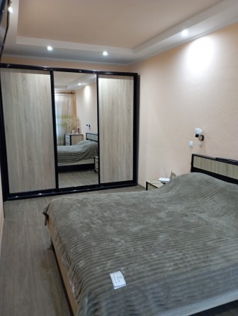Продам 2-ком. квартиру 3этаж, ремонт, мебель и техника. - фото 1