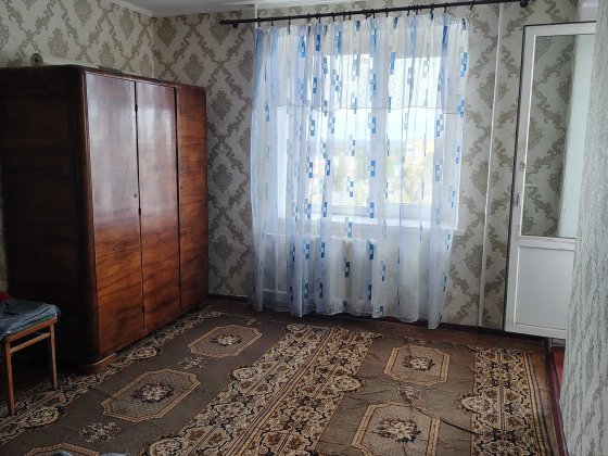 Продам 1 кімнатну квартиру на Левом берегу в у цегляному будинку .