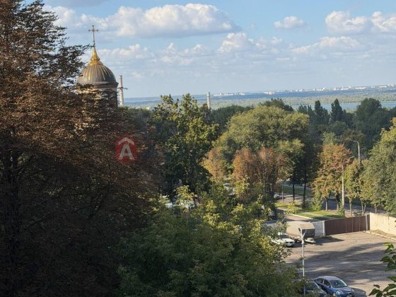 Продам 1-кімнатну квартиру вул. Бурхана 23.