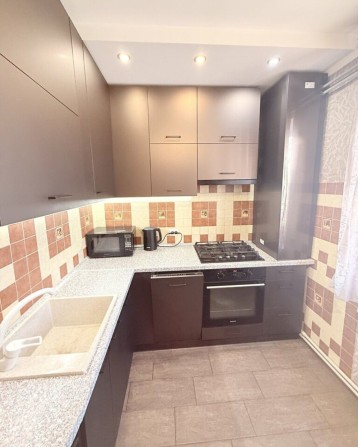 Продается 3-комнатная 71.5 м² с ГАЗОВЫМ и ЭЛЕКТРО-отоплением на Победы, 28 - фото 1