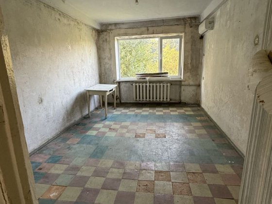 Продам 2- х комнатную квартиру под ваш ремонт в хорошем р-не Каменское