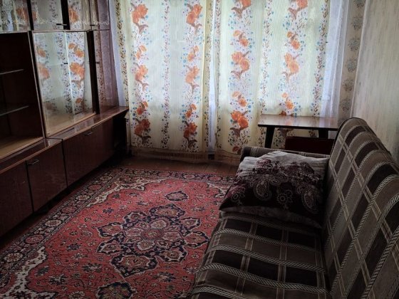 Продам 2 комнатную квартиру в районе девятки на первом этаже. Желтые Воды