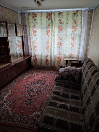 Продам 2 комнатную квартиру в районе девятки на первом этаже. - фото 1