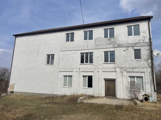 Продається 1 і 3 поверх + підвал. 700 м2 Жмеринка