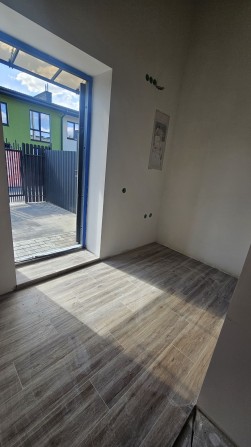 Будинок .Квартира . Таун. Продам 56м2 тераса 40м2  парковка 70м2 - фото 1