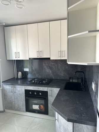 Продам 2 комнатную квартиру центр - фото 1