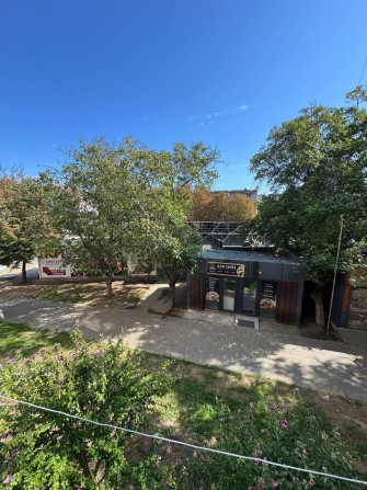 Продам 1-но комнатную гостинку в Черноморске, район вечернего рынка, 2 этаж - фото 1