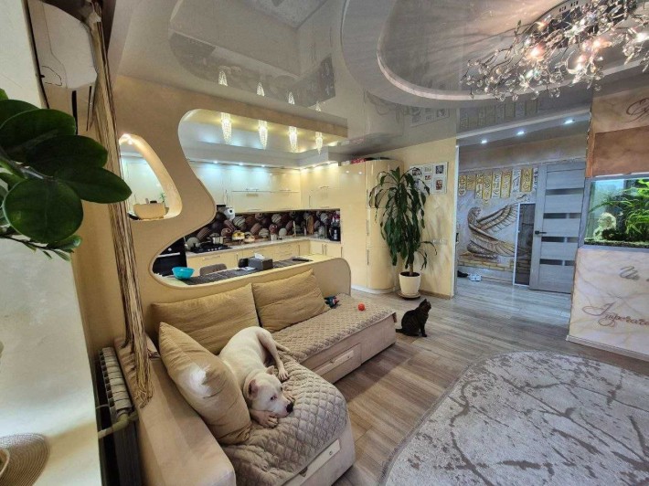 Продам в Черномлрске 3-х ком.кв 80м с капитальным ремонтом - фото 1