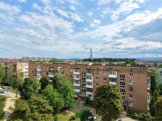 ПРОДАЄТЬСЯ трикімнатна квартира в чудовому районі м.Коломия Коломия