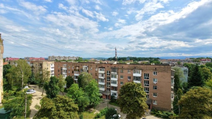 ПРОДАЄТЬСЯ трикімнатна квартира в чудовому районі м.Коломия - фото 1