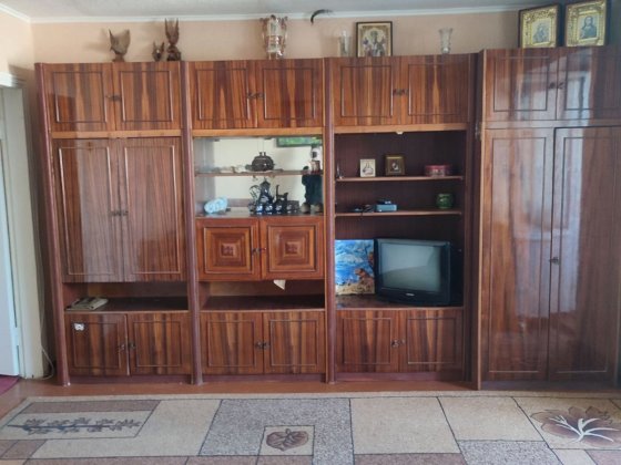 Продається 1-кімнатна квартира. Загальна площа — 41,5 м², житлова — 19,8 м². Лубни