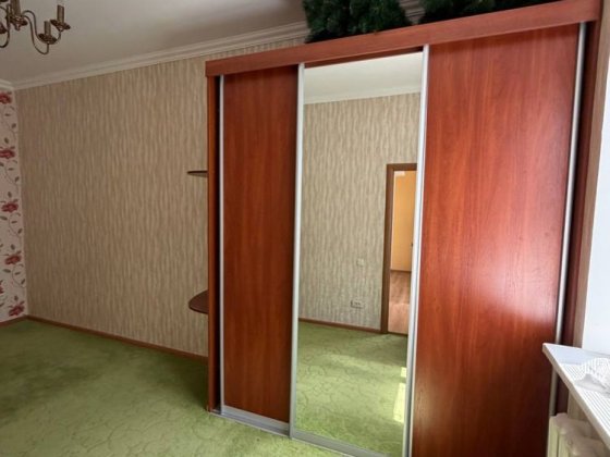 продам 4 комнатную квартиру