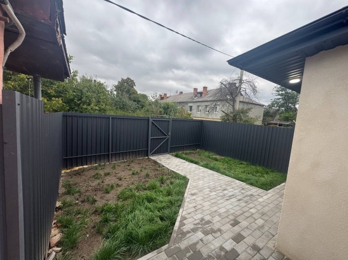 Квартира з новим ремонтом, власним двором та гаражем - фото 1