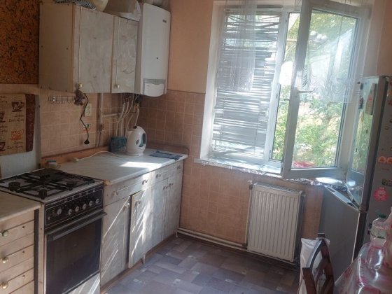 Продається 2х кім кв на першому поверсі 9ти пов буд біля супермаркету,,Варош ".