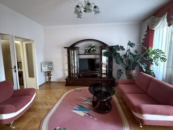Продається велика 3 х кімнатна квартира в центрі міста