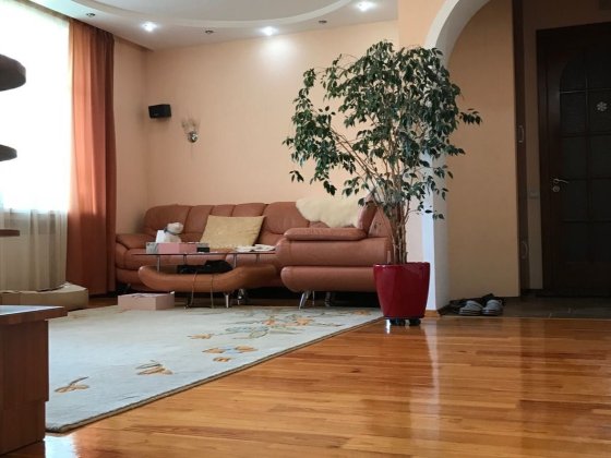 Квартира в центрі міста на дві сторони того самого зеленого дому з башенкой