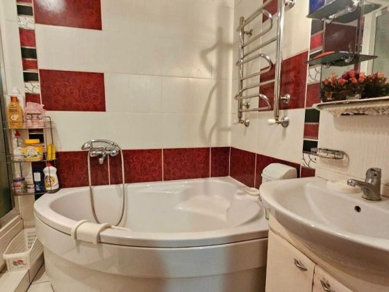 Продам 3-кімнатну квартиру на Набережній Шептицкий