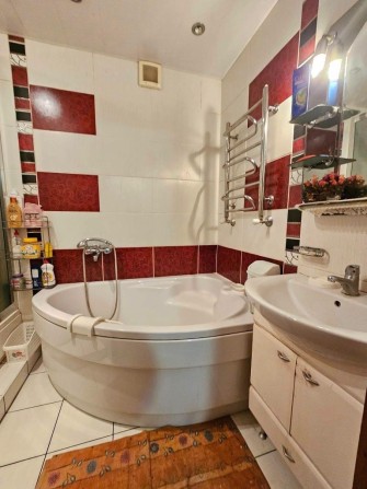 Продам 3-кімнатну квартиру на Набережній - фото 1
