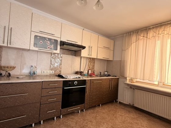 Продам квартиру район 8-9 школи. Шептицький