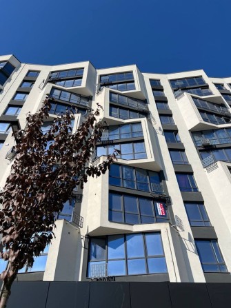 Продам світлу,  здану,  обжиту,   з газом 2-кімн квартиру ЖК Паркова Алея вул. Героїв Миколаєва - фото 1