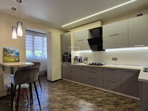 Продається простора квартира з якісним ремонтом , площа 81 м2. Автономне опалення. Є ліфт. Державні  Ворзель