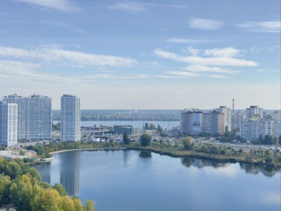 Велика 1-кімнатна квартира 47,7 м² на Позняках Панорамний вид на озеро та місто Киев