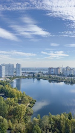 Велика 1-кімнатна квартира 47,7 м² на Позняках Панорамний вид на озеро та місто - фото 1