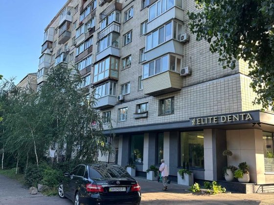 Трехкомнатная квартира  Лаврськая срочно продам