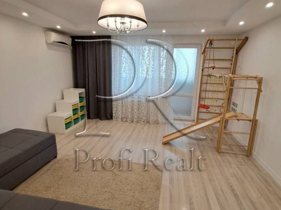 Продаж 2к квартири. м.Дарниця. Парк Перемога. Дарницький бульвар 8.
