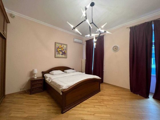 Продаж 2к.квартири 110м2  вул. Хрещатик 15, Пасаж