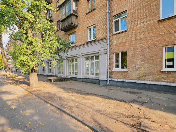 БЕЗ% Продаж частки двокмінтної квартири з газом в цегляному будинку в центрі столиці Киев