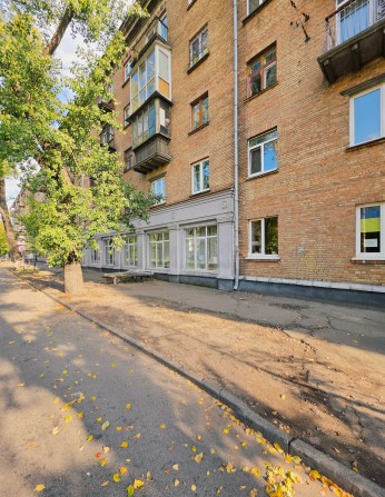 БЕЗ% Продаж частки двокмінтної квартири з газом в цегляному будинку в центрі столиці - фото 1