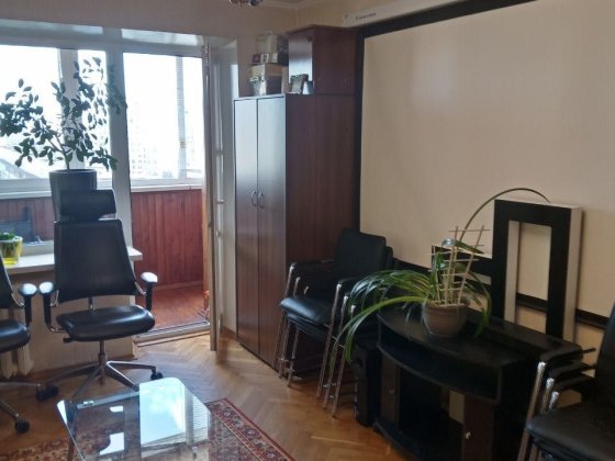 Продам 1-к кв,3 хв до м. Лівобережна,Флоренції,9. Цегляний будинок, вікна у двір