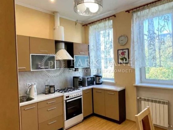 Продаж 2к квартири 65 кв м з ремонтом в сталинці Іллєнка 12