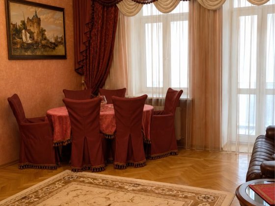 Власник. Продається простора 5-кімнатна квартира в історичному центрі Києва.