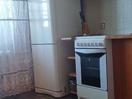 Продам 1 к кв на Азербайджанській 16/2