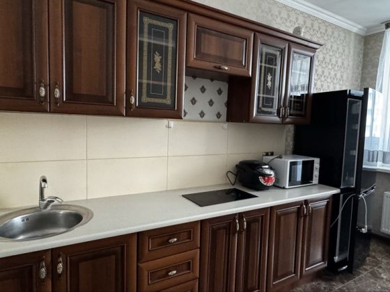 Продаж 1 кім Драгоманова 2А