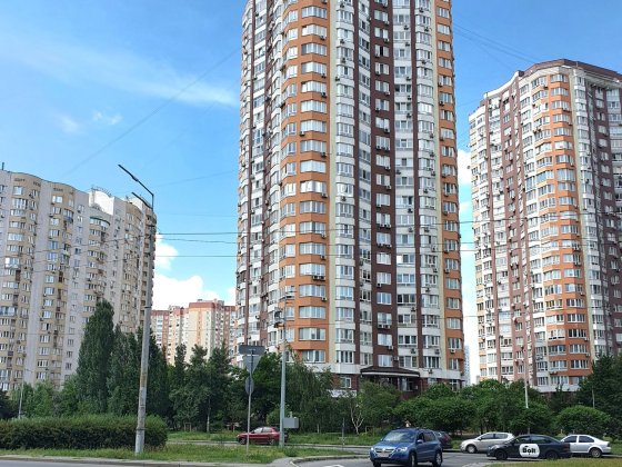2к, Ахматової 32/18, моноліт, 77м2, ремонт генератор  метро Позняки