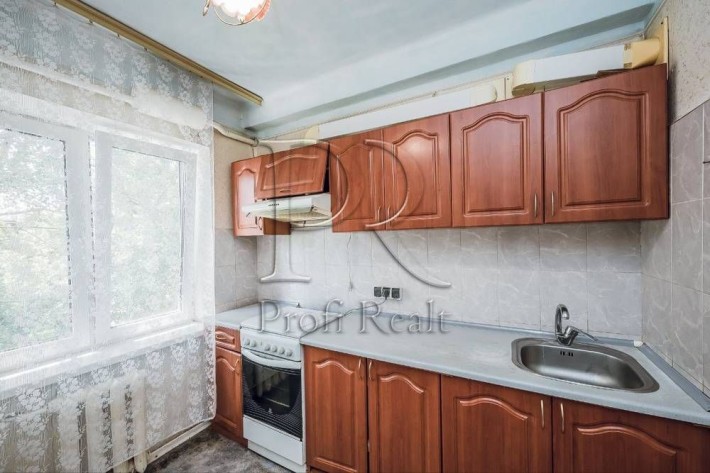 Без комісії для покупця. Продаж 2 кімнатної квартири біля НАУ, вул. Героїв Севастополя. - фото 1