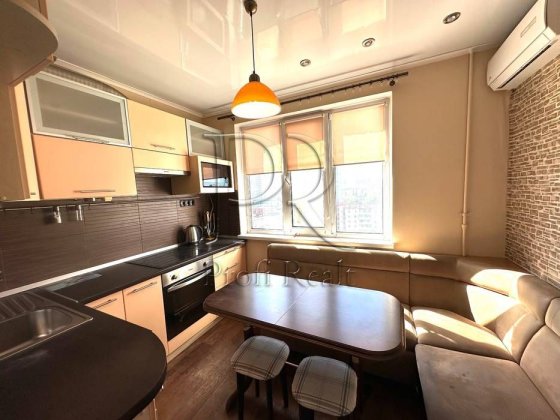 Продаж 2  кімн. квартири за адресою просп. Правди 10а