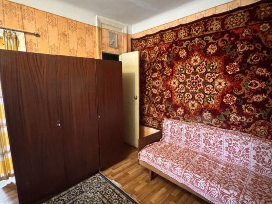 Продаж 2-кімнатну біля метро Святошин 500 метрів, 3 поверх, цегла, газифікований, високі стелі, ДЮСШ