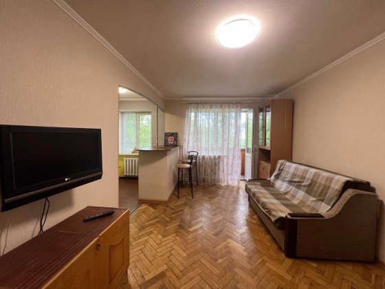 Продам 2 кімнатну студію Борщагівська 97а ( КПІ) 3\5ц 42м2