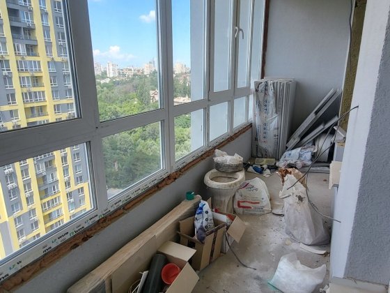 Продаж 3 кімнатної  ЖК Медовий з початковим ремонтом. Також є комора 7кв.м  Розглядаєм програми