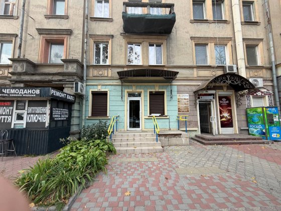 Нове Магазин на червоній лінії, з окермим входом Привокзальна 3 Дніпро