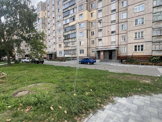 Продам трикімнатну Симона Петлюри 15а ,53000 у.о.БЕЗ КОМІСІІ