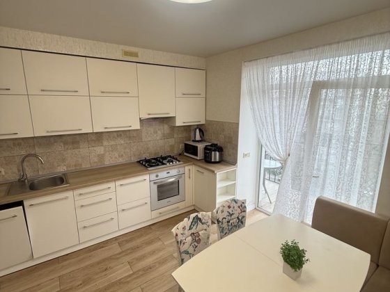 Продається простора 2-кімнатна квартира площею 60,2 м² з ремонтом та дуже вдалим плануванням . Жк Це