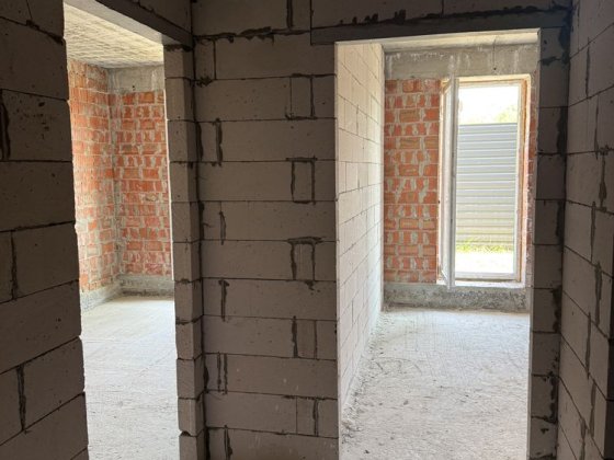 Продається 1 кімнатна квартира з власним двориком у зданому будинку. Індивідуально газове опалення. 