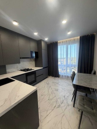 Продам 1 кімнатну квартиру з готовим ремонтом і меблями в Бучі - фото 1