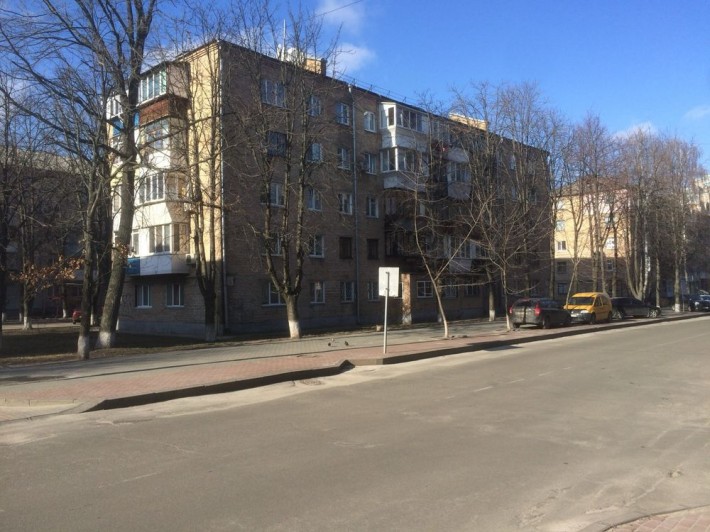 Центр міста!!! Продам або обміняю 1/2 частину трикімнатної квартири - фото 1