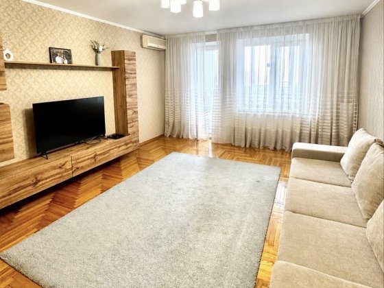 Продаж 3-х кімнатноі квартири біля метро